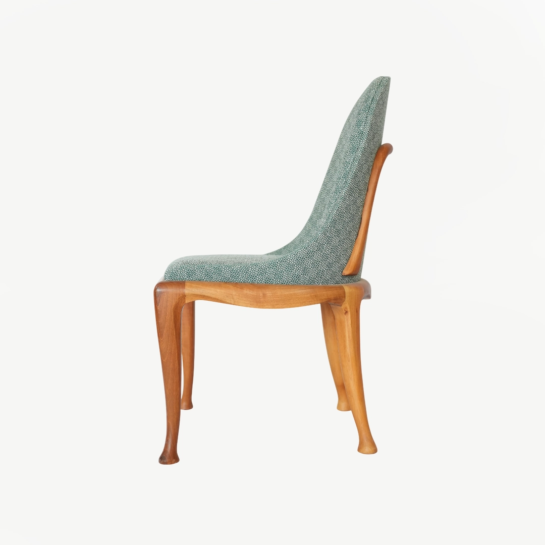 High-Quality Patterned Accent Chair with 87 cm Height and Sculpted Wooden Legs - Image 5