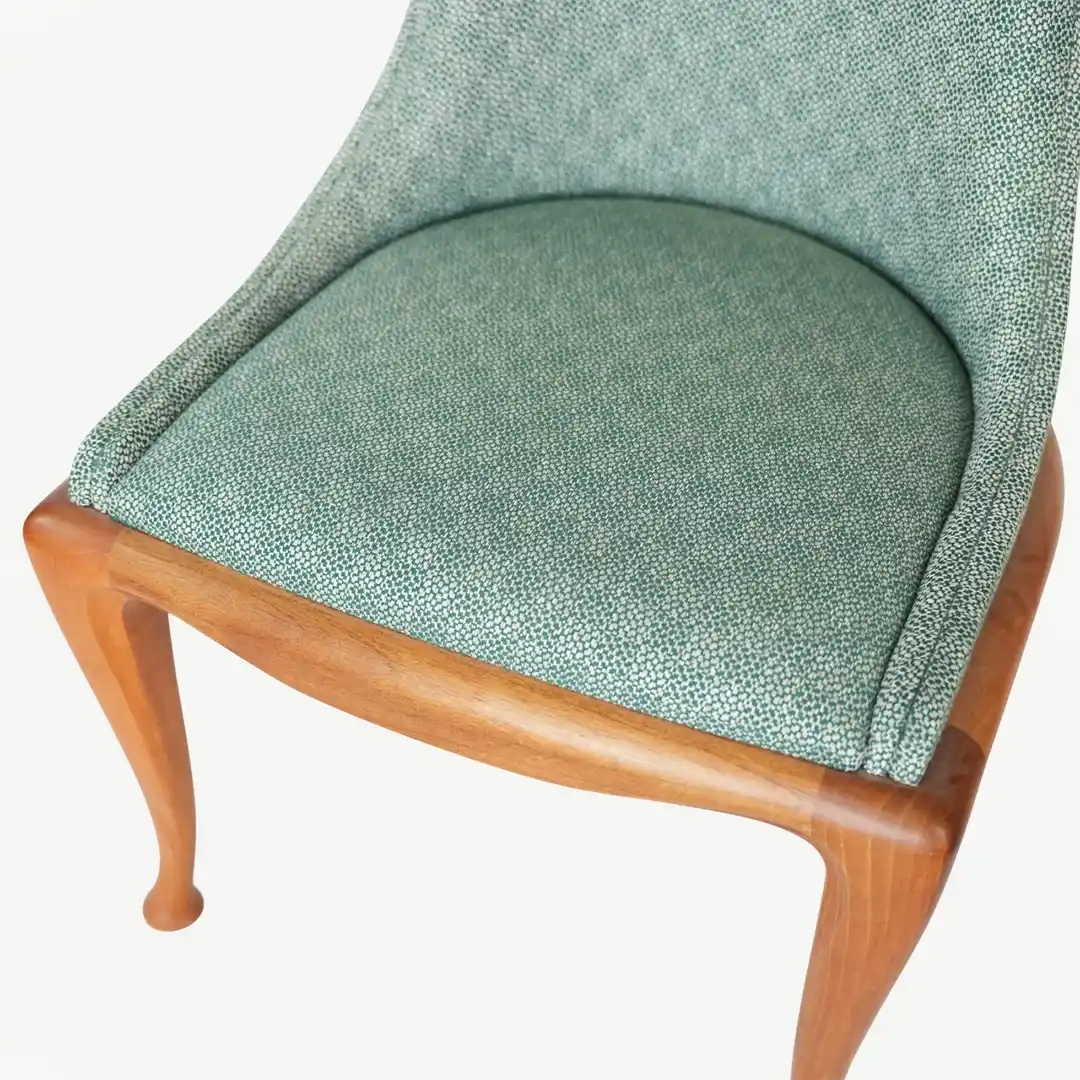 High-Quality Patterned Accent Chair with 87 cm Height and Sculpted Wooden Legs - Image 4